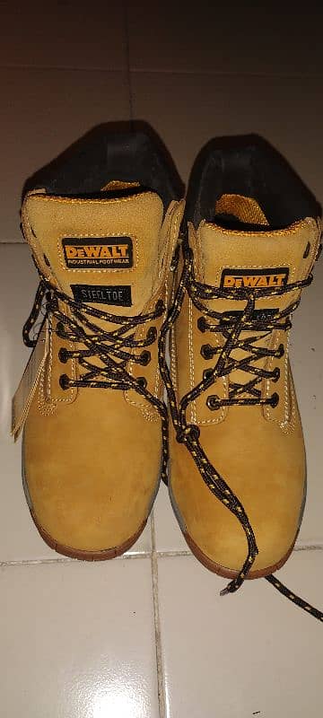 DeWalt original safety shoes with out box size 7. no uk no 41 3