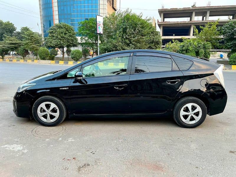 Toyota Prius 2015 import 2018 registerd 2021 4