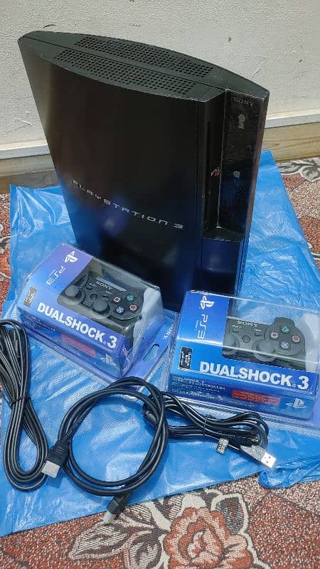 ps3/500gb/50 games installed with 2 boxe pack controllers 3