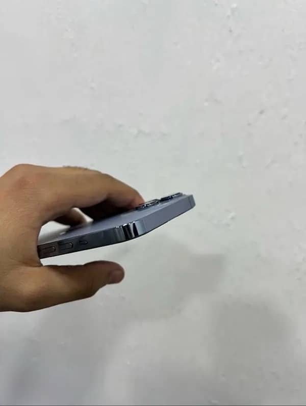 IPhone 13 Pro Max neat & clean one hand use 5