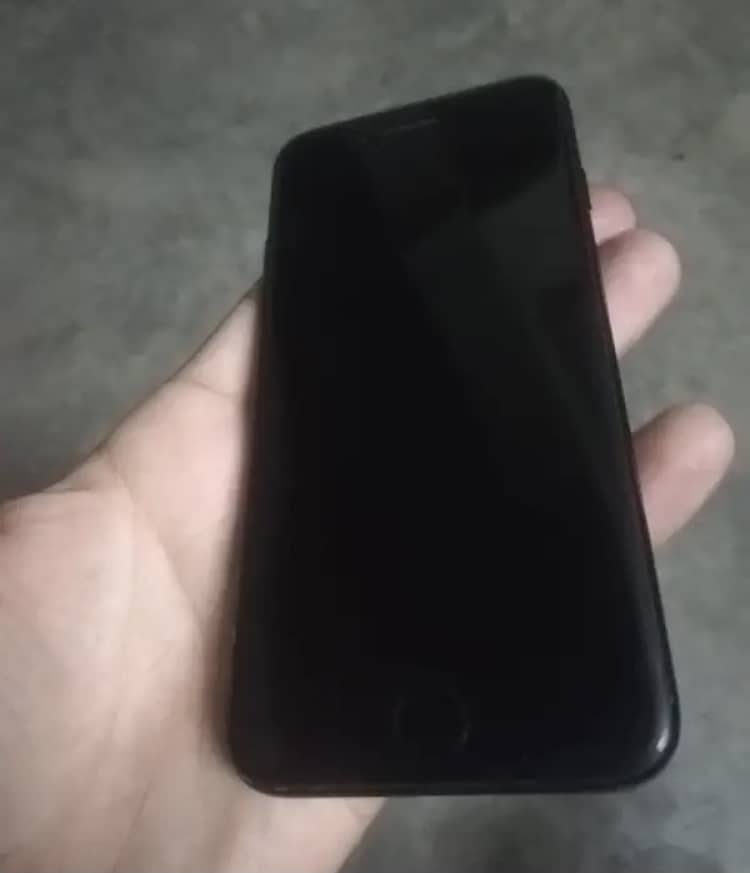 iPhone 7 in genuine condition 2