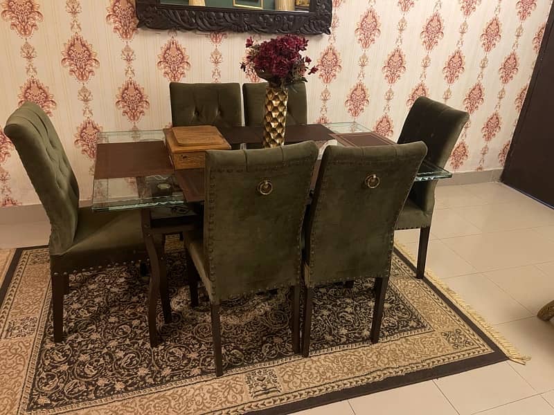 selling my dinning table with 6 chairs 1