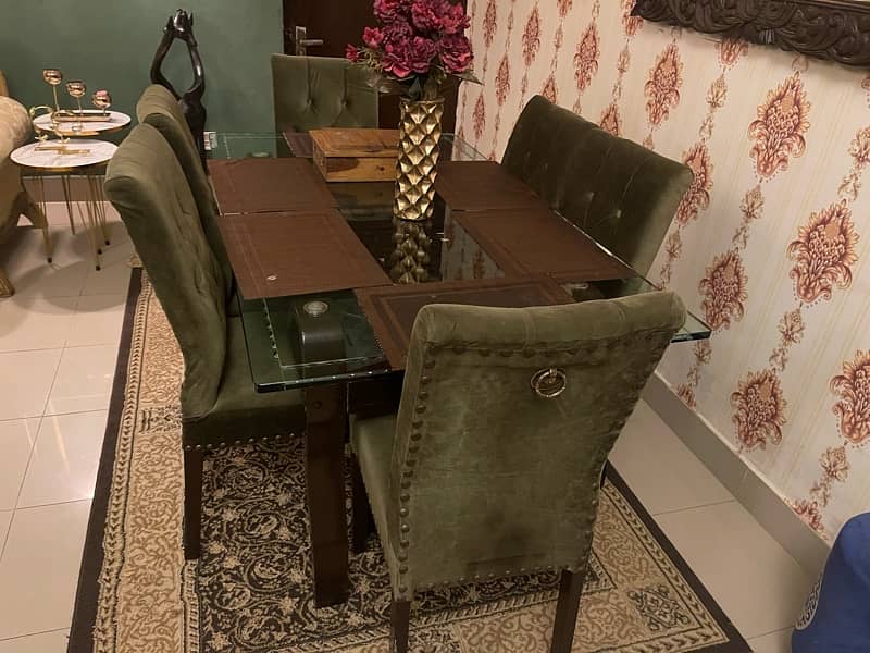 selling my dinning table with 6 chairs 4