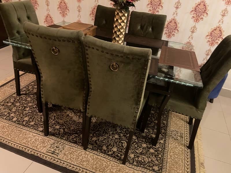 selling my dinning table with 6 chairs 5