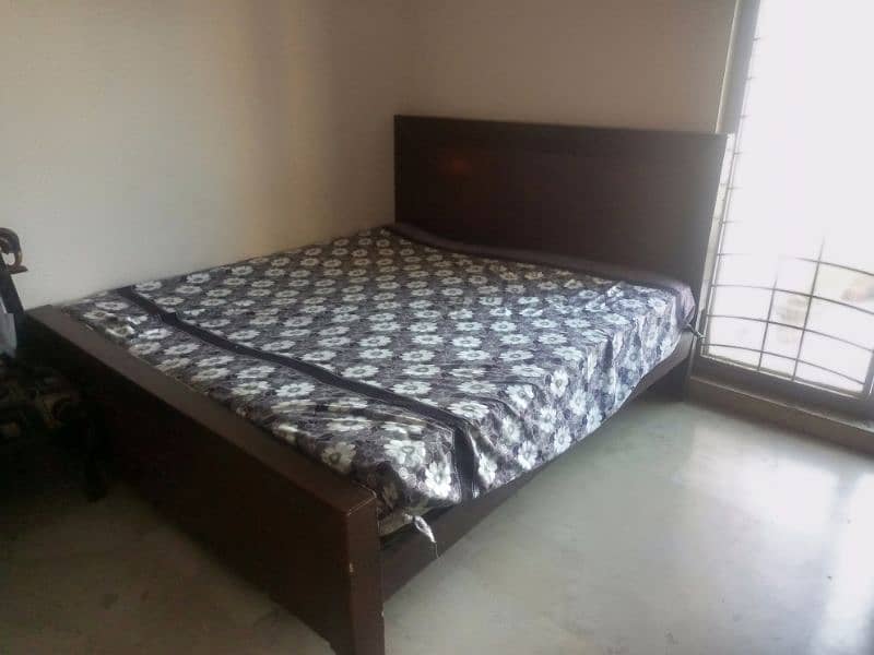 King Bed Sale kliye moujoudh hai mattress k baghair 1