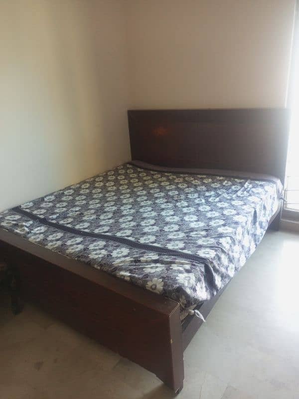 King Bed Sale kliye moujoudh hai mattress k baghair 2