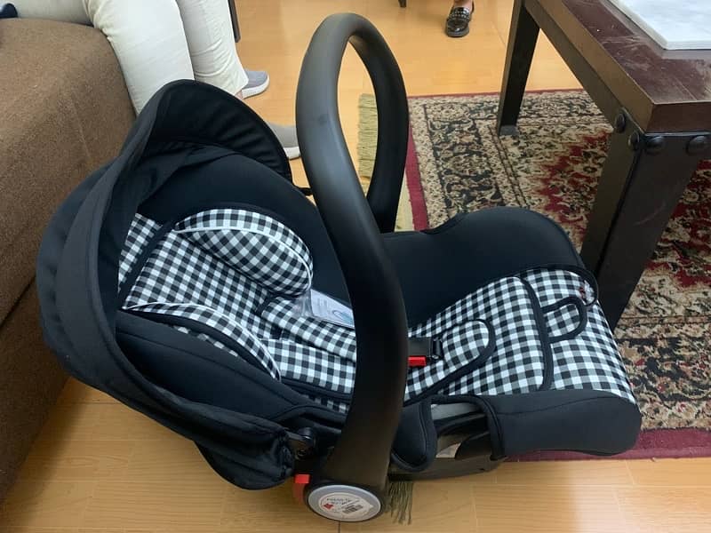 Baby Carry Cot/ Car Seat 1