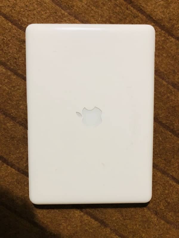 MacBook 2010 13"inch 10/10 with charger 1