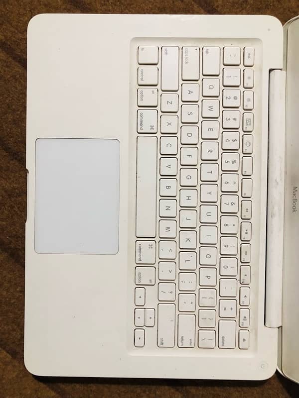 MacBook 2010 13"inch 10/10 with charger 2