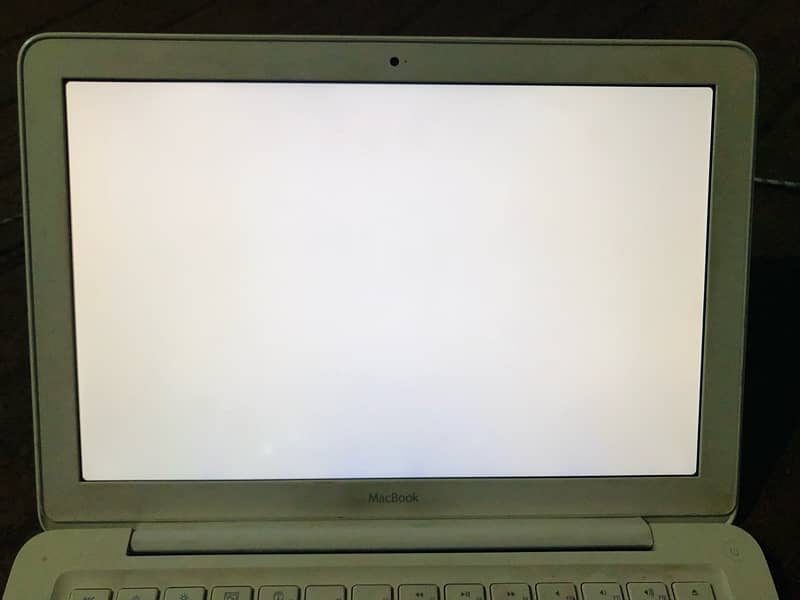 MacBook 2010 13"inch 10/10 with charger 3