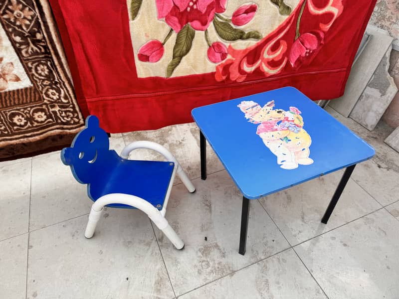 Kids' Table and Chair Set 0