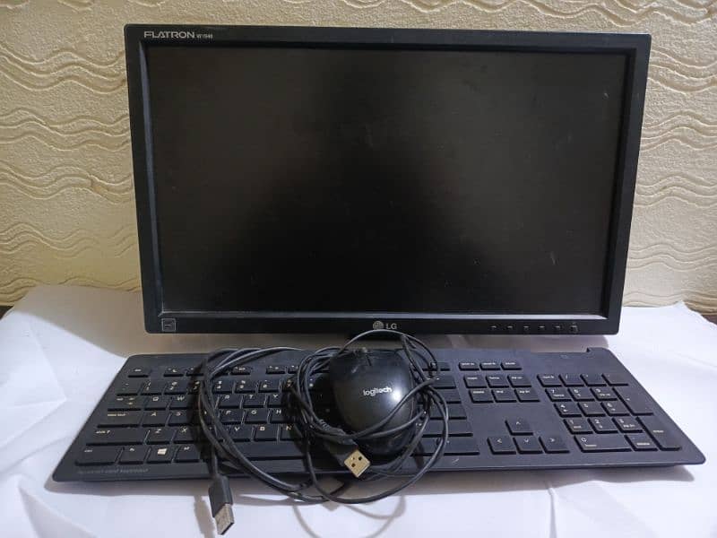 Tower PC, Keyboard, Mouse and LCD Set For Sale 0