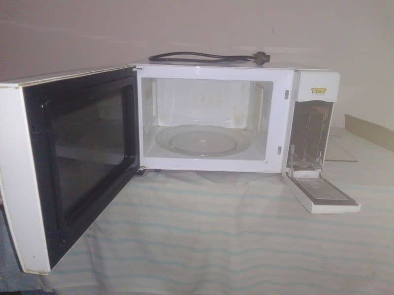 LG Microwave Oven with Toaster 1