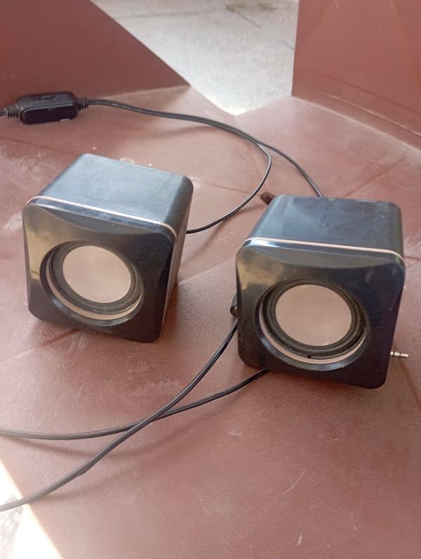 wired speakers 1