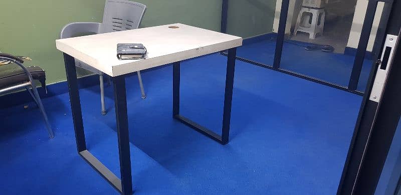 4x Computer Tables 1