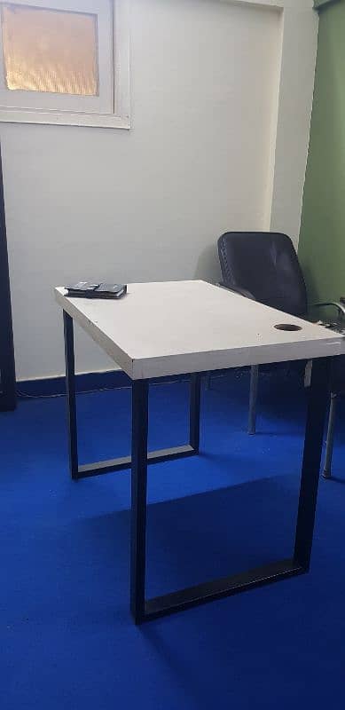 4x Computer Tables 3