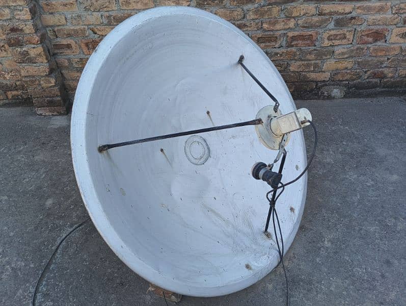 4 Feet Dish and Receiver with 2 LNBs 0