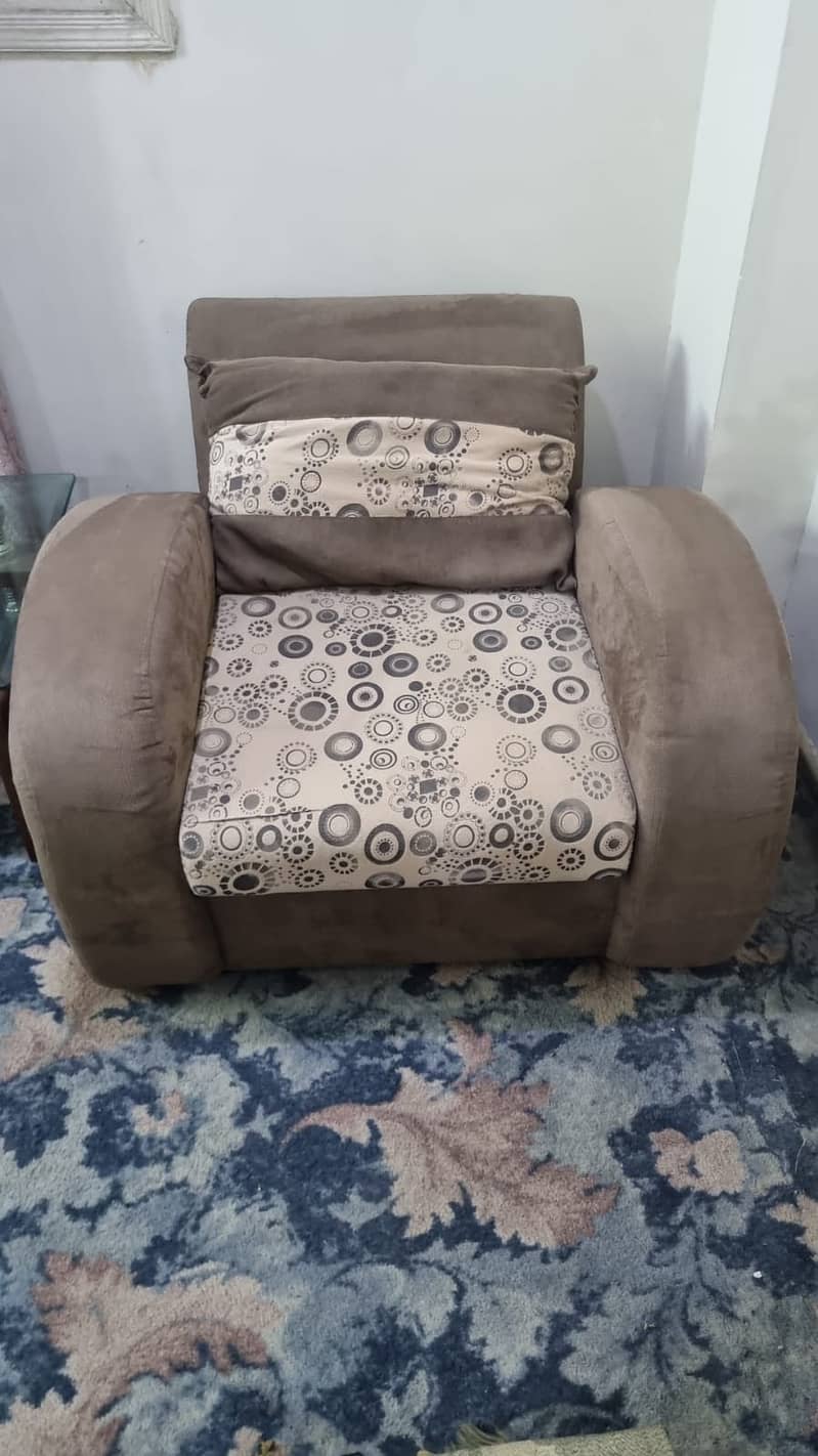 Slightly used Sofa Set with side and main tables 1