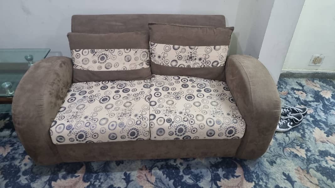 Slightly used Sofa Set with side and main tables 6