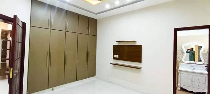 10 Marla House For Rent In Bahria Town Lahore. 12