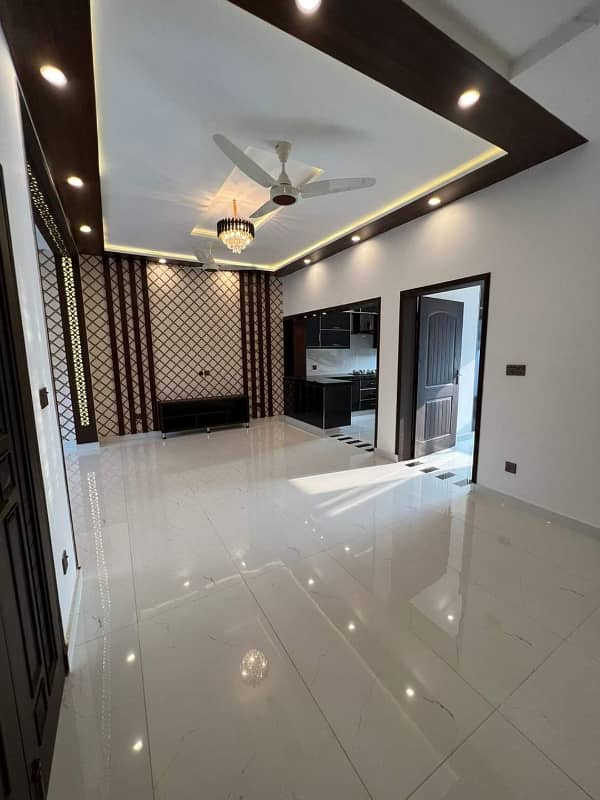 10 Marla House For Rent In Bahria Town Lahore. 17