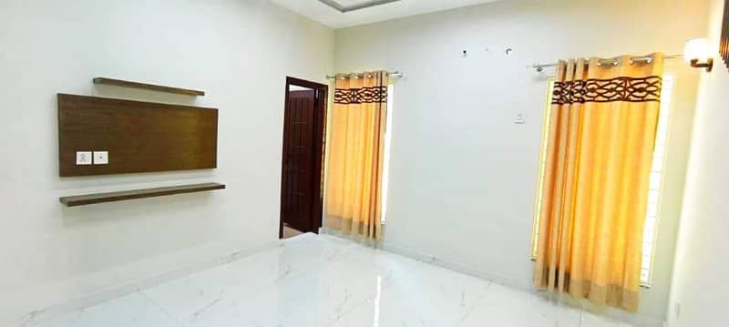 10 Marla House For Rent In Bahria Town Lahore. 18