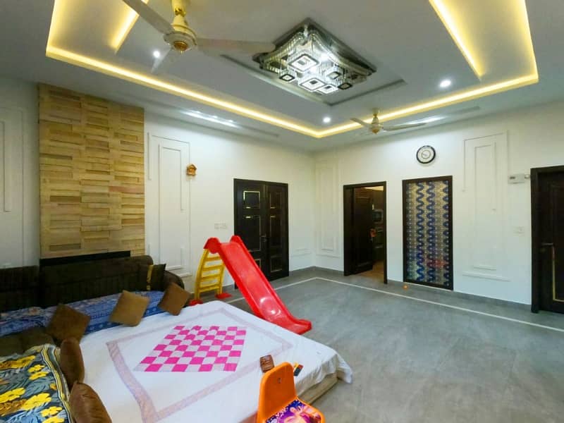 Ideally Located House Of 1 Kanal Is Available For sale In Lahore 11