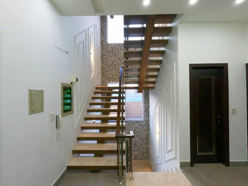 Ideally Located House Of 1 Kanal Is Available For sale In Lahore 24