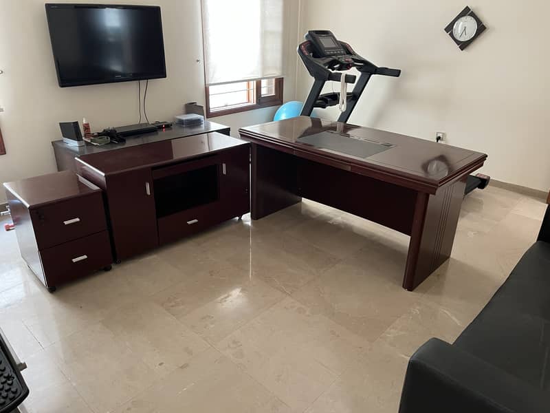 Executive Office Desk Set With Three Chairs 1