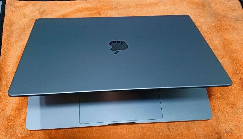 MacBook pro M1 pro 14 inches 1