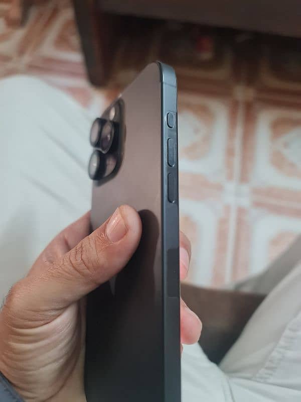 Iphone 15 pro max black titanium (JV) 3