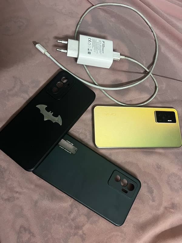 Vivo V23e with original charger and 2 phone covers 1