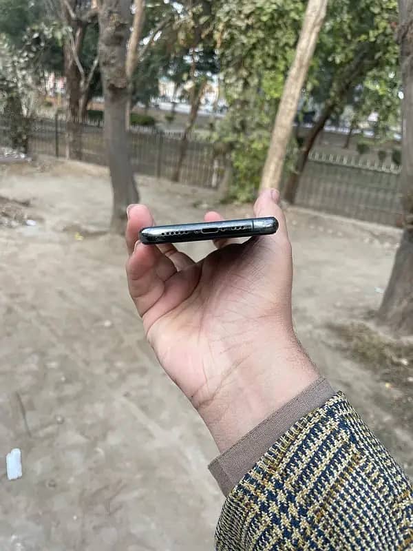 Apple iPhone 11 Pro 2