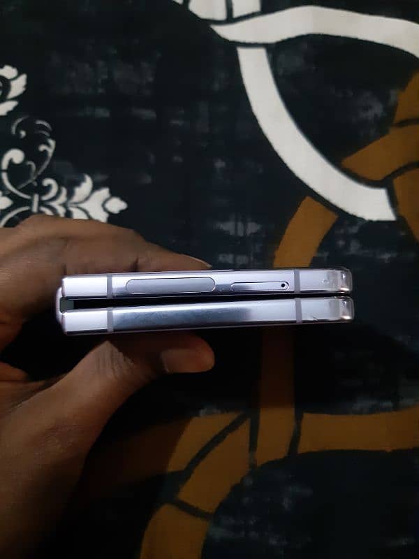 Samsung z 4 flip uesd dual lcd non pta sim time available 3