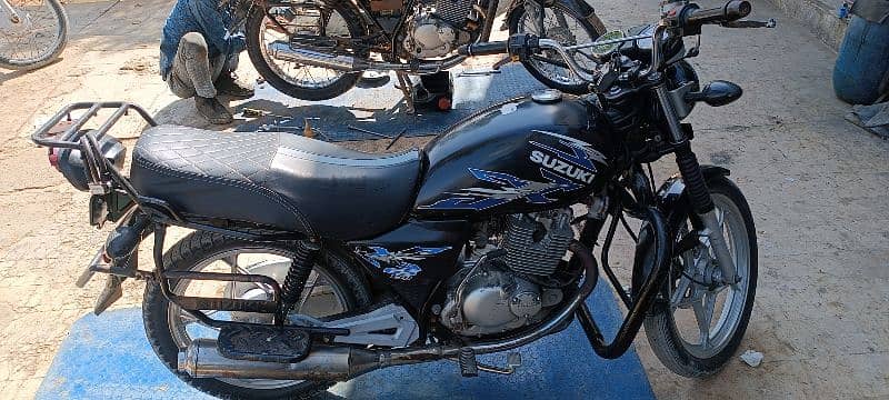 Suzuki GS150 1