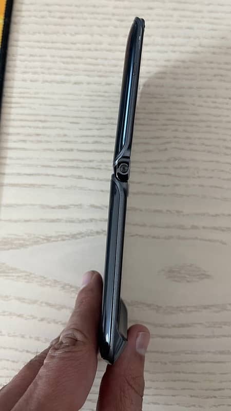 Motorola Razr 5G flip 2020 4