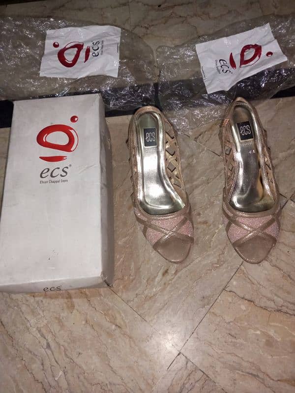 BRAND NEW SANDALS AVAILABLE AT THROWAWAY PRICE 8