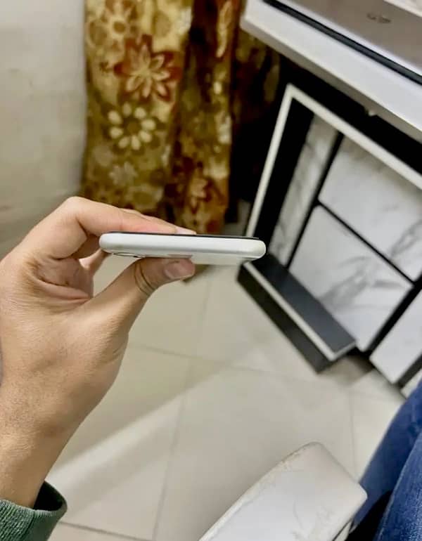 iPhone 11 white exchange possible 4