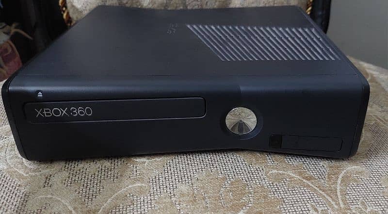 XBOX 360 Slim  500 gb wit 100+ top games and others 4