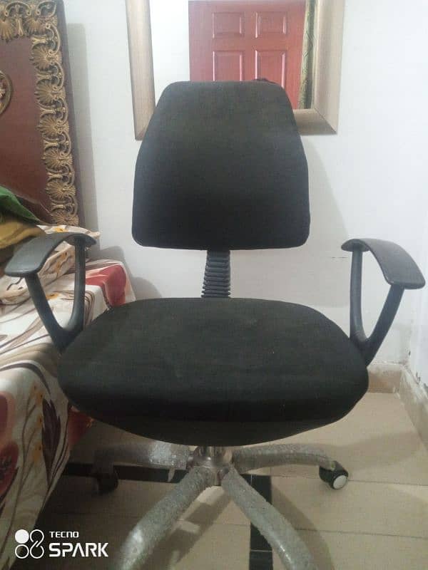 1 Table with Black Moveable Chair for sale 0