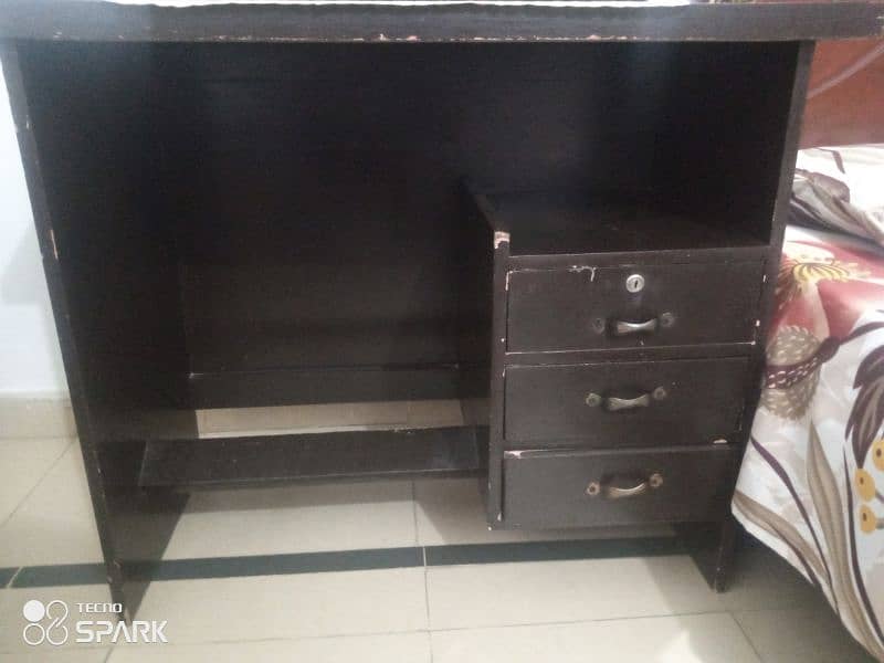 1 Table with Black Moveable Chair for sale 3