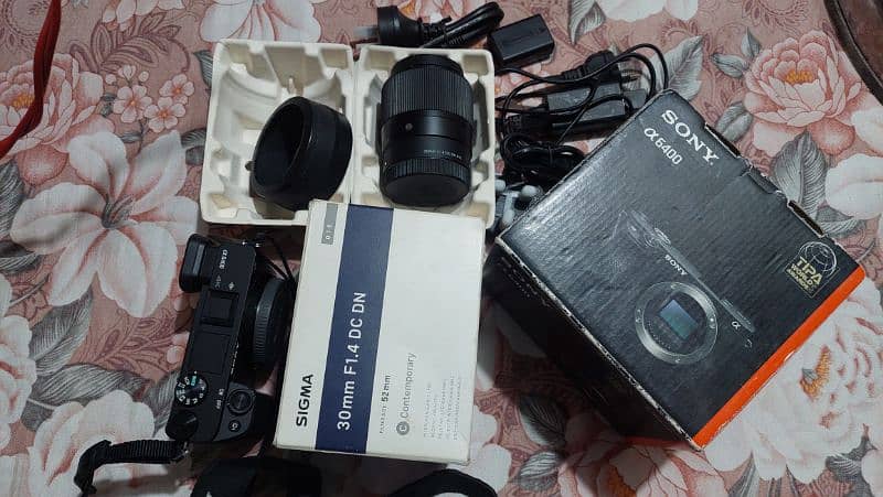 Sony A6400 mint condition. with 30mm lens 2