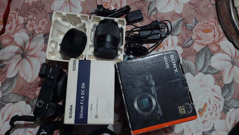 Sony A6400 mint condition. with 30mm lens 4