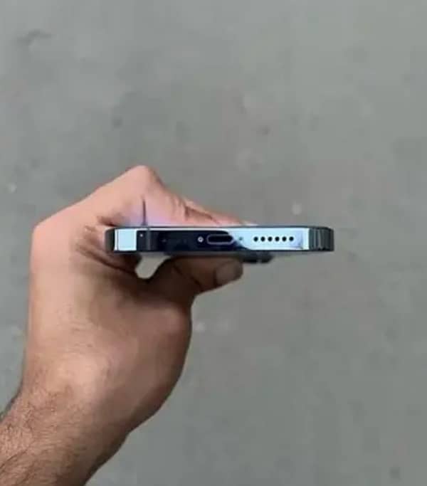 iPhone 13 Pro Max Factory Unlock 256GB 4