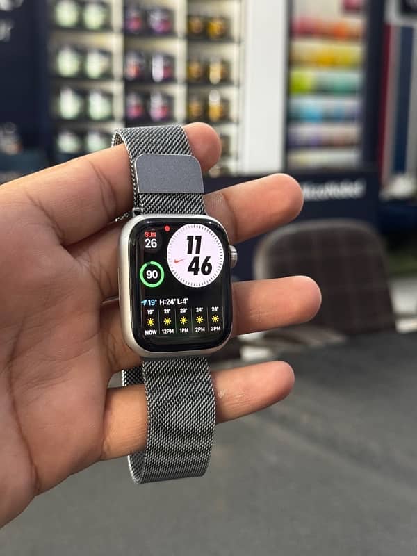 Apple Watch Series 8 Titanium Colour 0