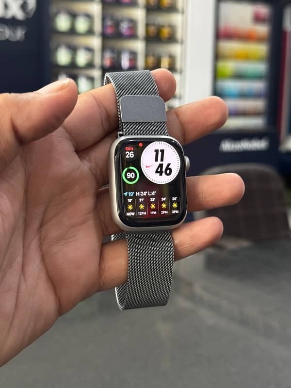 Apple Watch Series 8 Titanium Colour 1