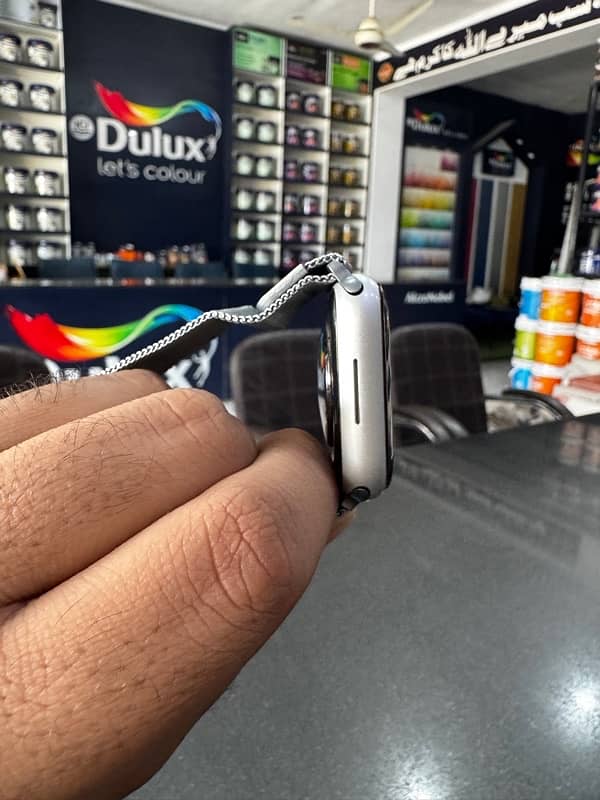 Apple Watch Series 8 Titanium Colour 2