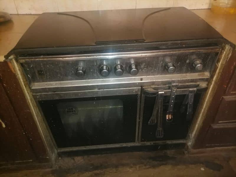 old cooking rang with oven 0