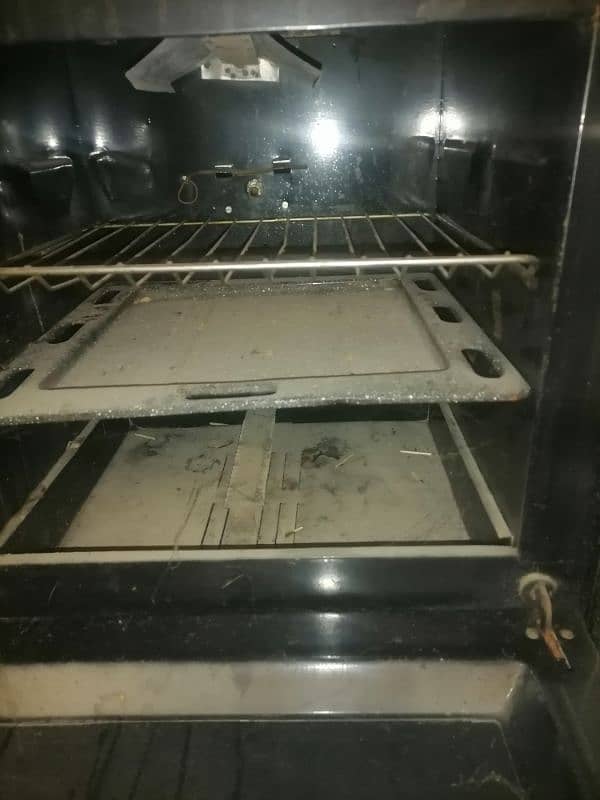 old cooking rang with oven 4