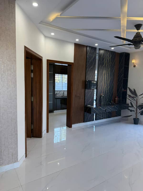 A Prime Location House Of 5 Marla In Lahore 10